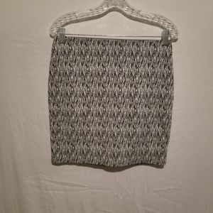 3/$15 Black and white print skirt